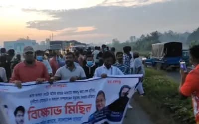 সিরাজগঞ্জে পুলিশ ভ্যানের সামনে যুবলীগের নেতাকর্মীদের বিক্ষোভ মিছিল, এএসআইসহ ৪ পুলিশ সদস্য ক্লোজড