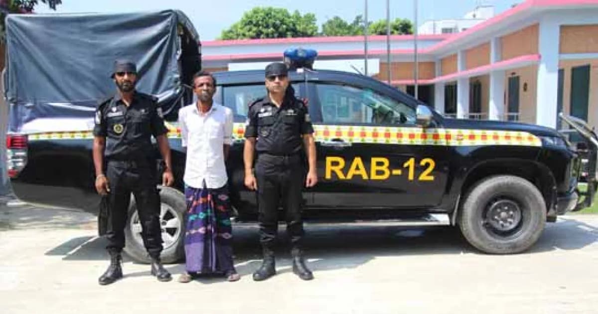 র্যাব-১২ কর্তৃক সিরাজগঞ্জের হানিফ হত্যা মামলার আসামি মোঃ সালাউদ্দিন গ্রেফতার।