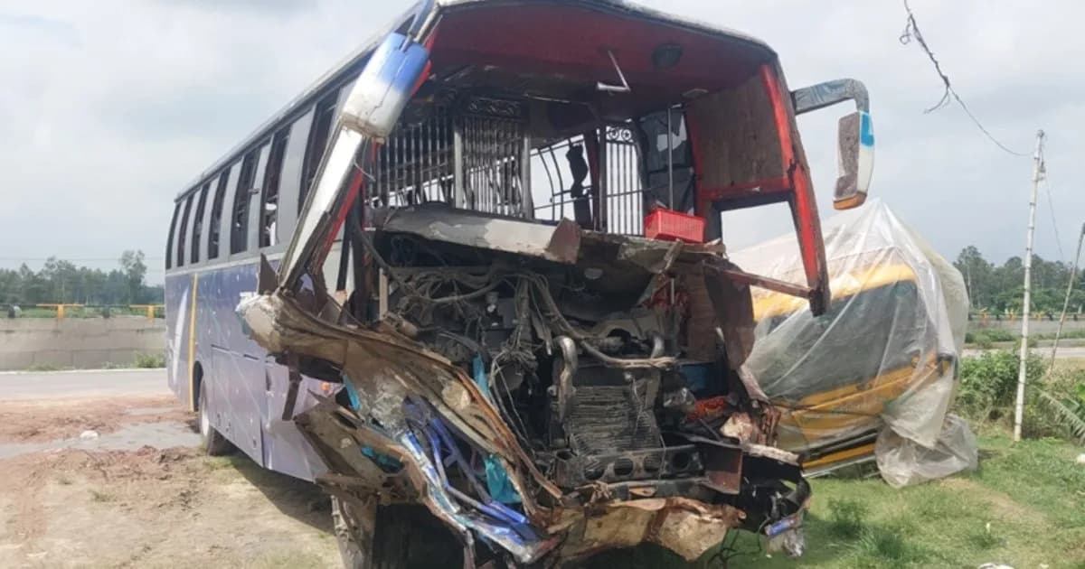 সিরাজগঞ্জে ট্রাকের ধাক্কায় বাসচালকসহ নিহত ২, আহত ৮