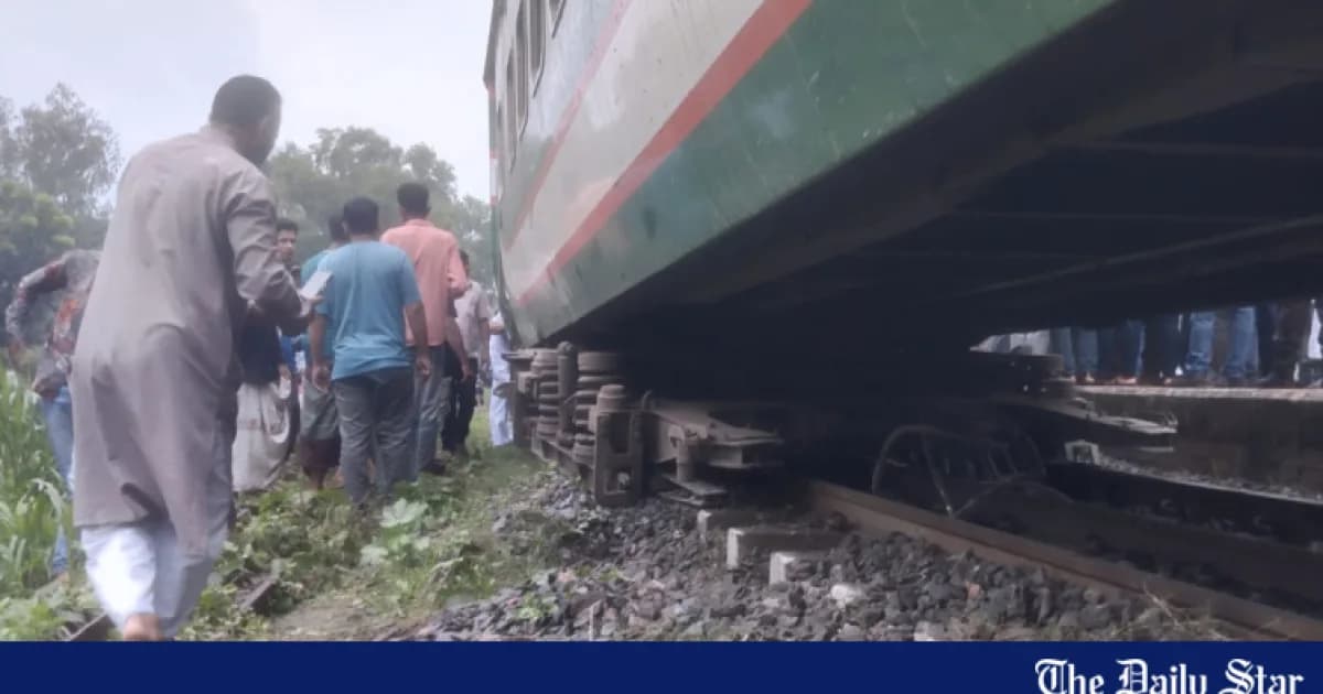সিরাজগঞ্জে সিল্কসিটি এক্সপ্রেস লাইনচ্যুত, উত্তরবঙ্গের সঙ্গে ঢাকার রেল যোগাযোগ বন্ধ