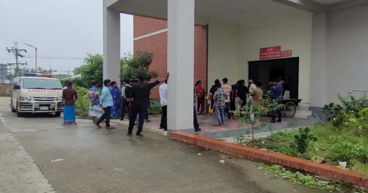 সিরাজগঞ্জে ট্রাকের ধাক্কায় বাসচালকসহ নিহত ২, আহত ১০