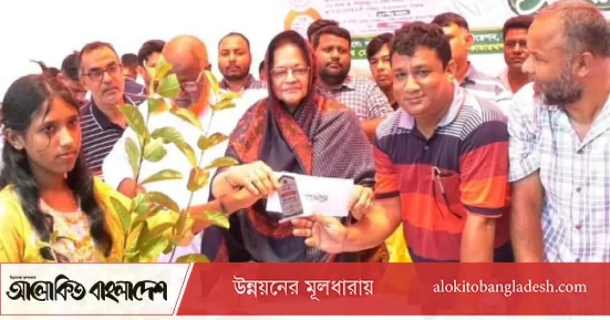 সিরাজগঞ্জে শিক্ষার্থীদের মাঝে গাছের চারা ও বৃত্তি বিতরণ