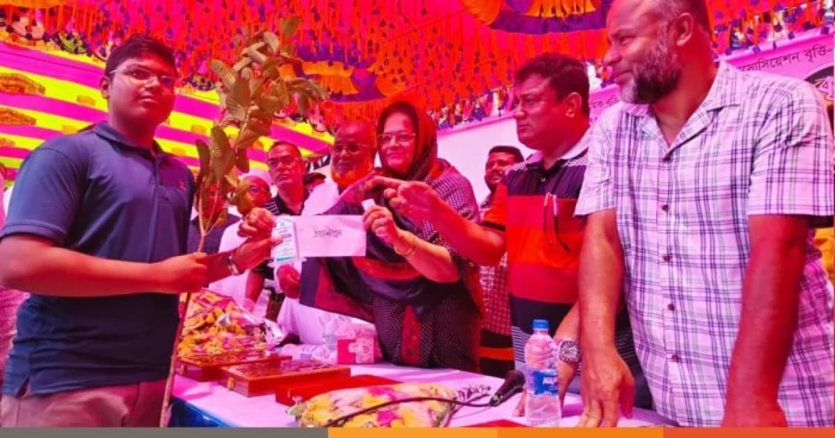 সিরাজগঞ্জে বৃত্তিপাপ্ত শিক্ষার্থীদের সংবর্ধনা