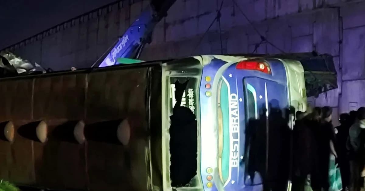 সিরাজগঞ্জে মধ্যরাতে বাস-ট্রাক সংঘর্ষে নিহত ২, আহত ১০