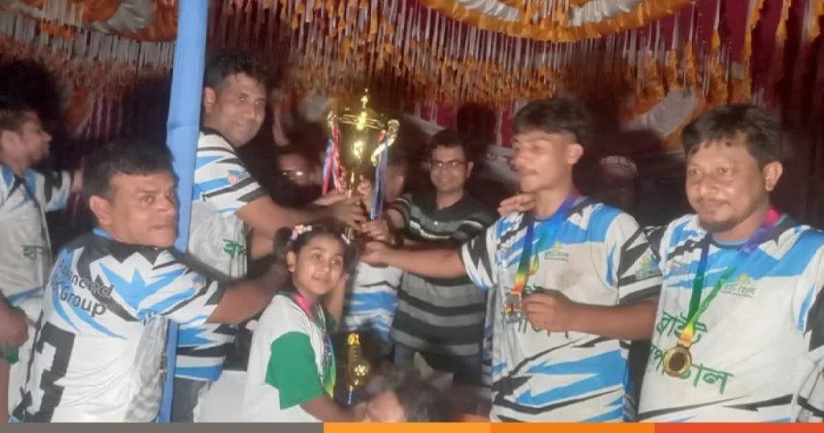সিরাজগঞ্জে হাসপাতালের মালিক ও কর্মচারীদের মধ্যে প্রীতি ফুটবল ম্যাচ
