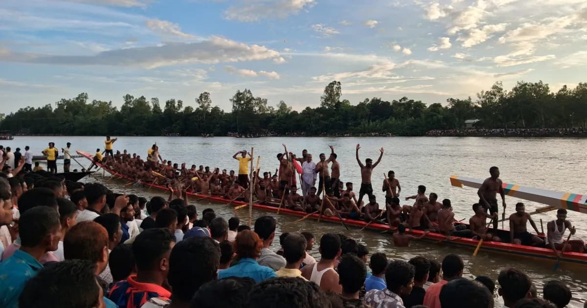 রায়গঞ্জে ঐতিহ্যবাহী নৌকা বাইচ, ফুলজোড়ের দুই পাড়ে জনস্রোত, বিজয়ী আল-মদিনা