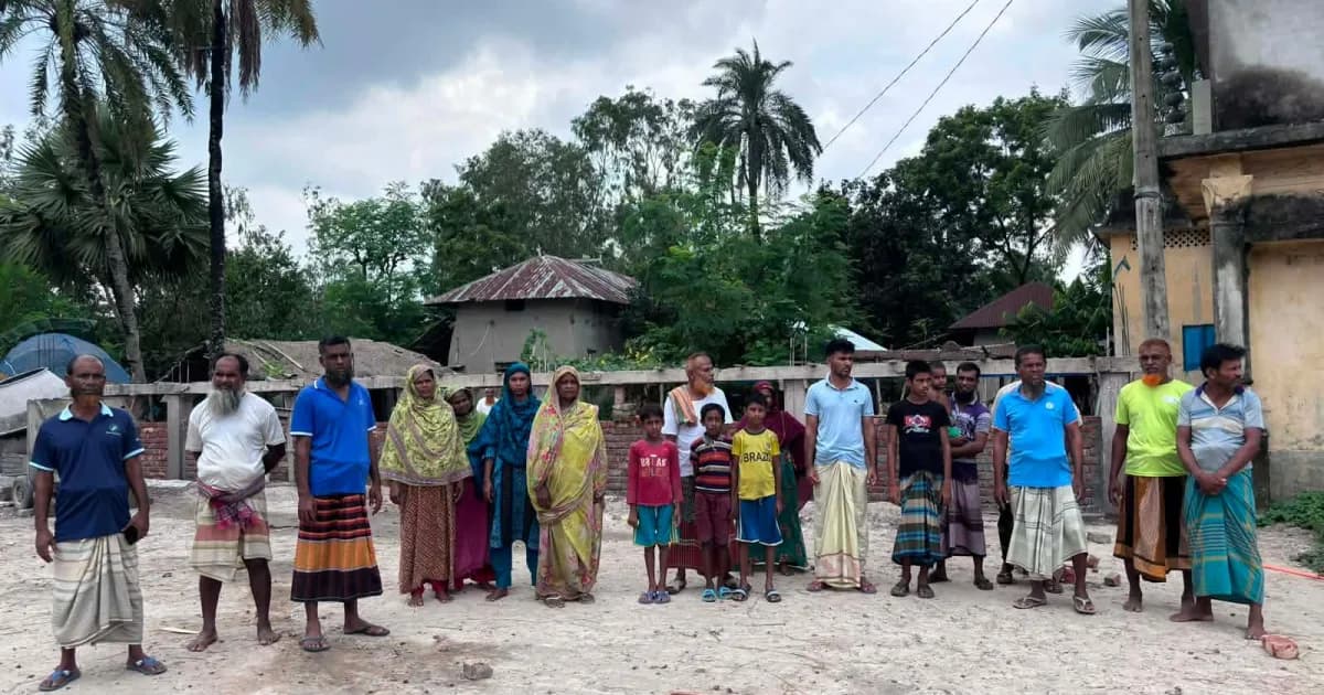 চলাচলের রাস্তায় ঈদগাহ মাঠের প্রাচীর তাড়াশে অবরুদ্ধ ৪০টি পরিবার