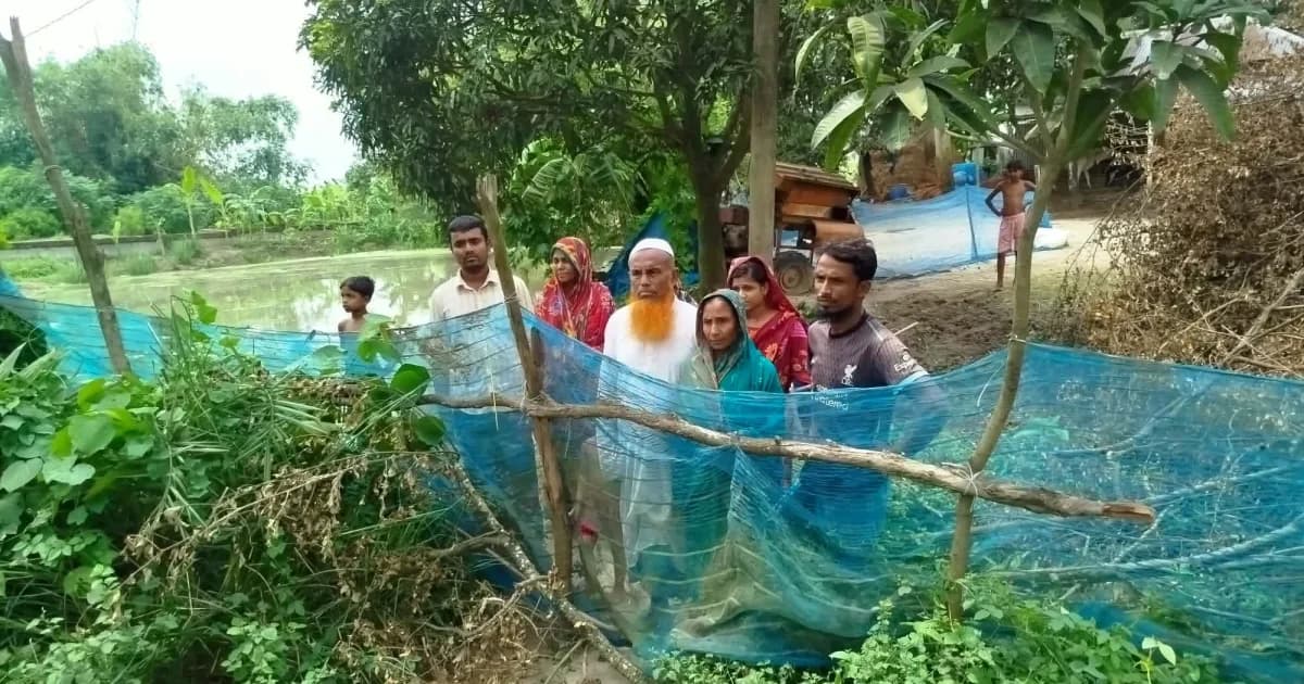 তাড়াশে গ্রাম্য বিরোধে একমাত্র রাস্তায় বেড়া দিয়ে অবরুদ্ধ দুটি পরিবার