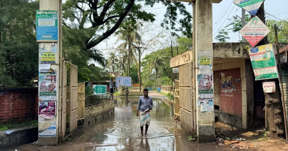 হাসপাতাল চত্বরে জলাবদ্ধতা দুর্ভোগে রোগী ও স্বজনেরা