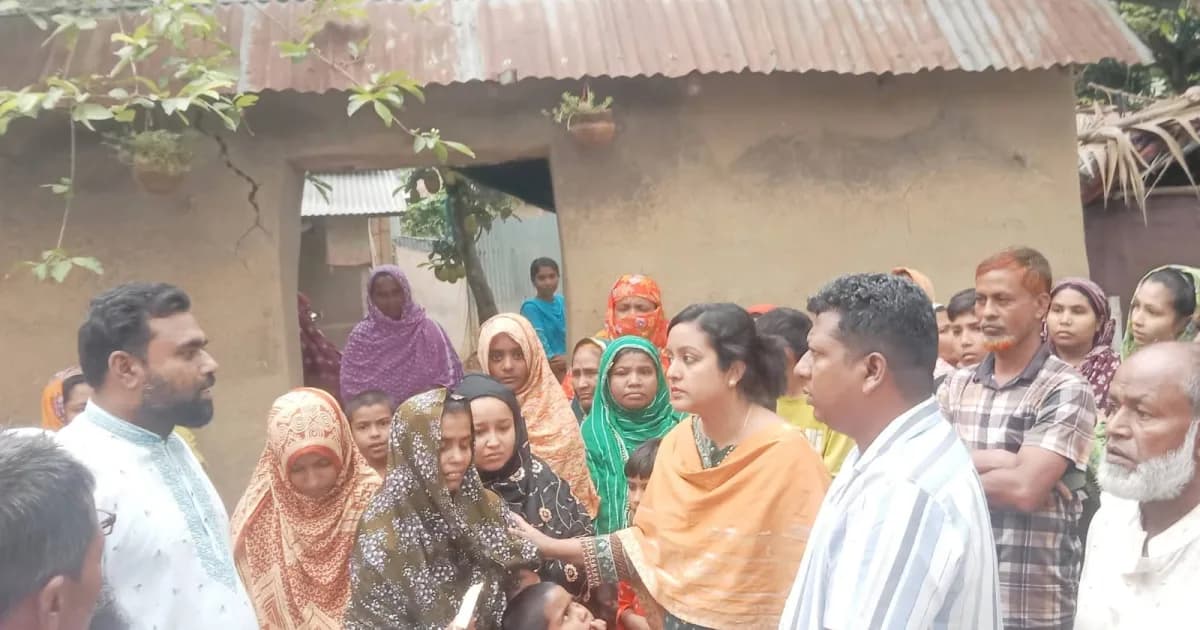 তাড়াশে বজ্রপাতে মৃত্যু,পরিবারের পাশে দাঁড়ালেন ইউএনও নুসরাত