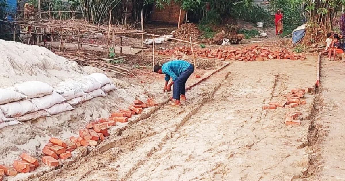 উদ্বোধনের চার দিনেই রাস্তার ইট উধাও