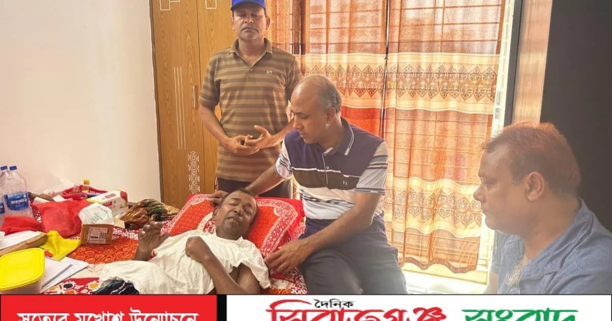গুরুতর অসুস্থ সাংবাদিক সাইদুরকে দেখতে গেলেন আরইউজে সভাপতি আব্দুল আউয়াল