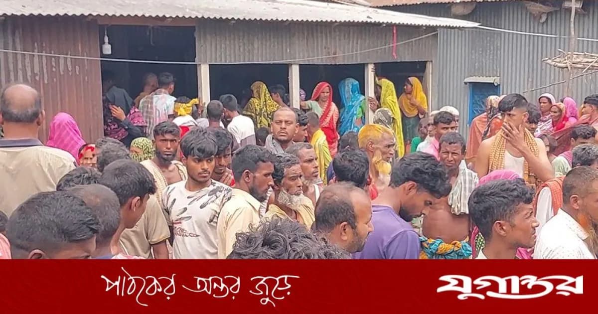 বাবার কোলে থাকা ৫ বছরের শিশুকে কুপিয়ে হত্যা