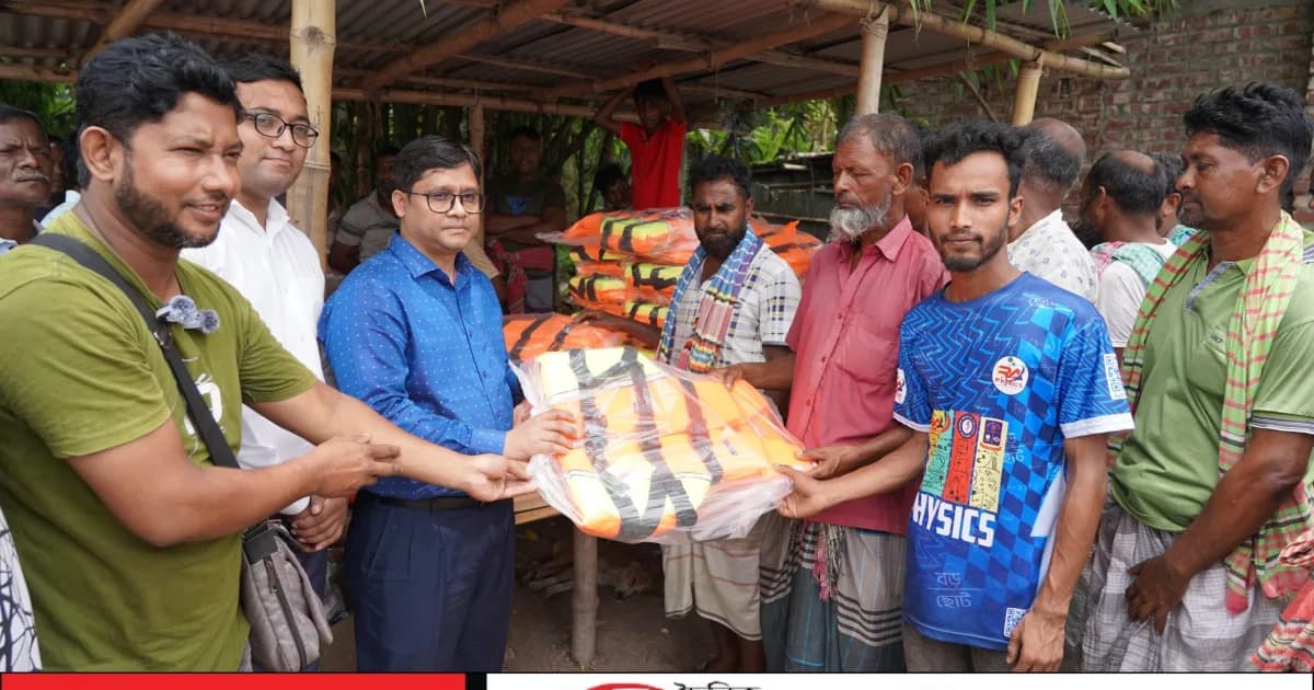 মিডিল চরে যাতায়াতকারীদের নিরাপত্তায় লাইফ জ্যাকেট দিলেন রাসিক প্রশাসক