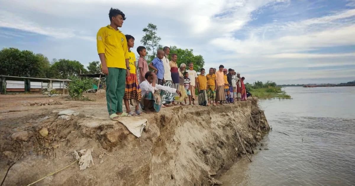 যমুনা নদীর ভাঙন রোধে মানববন্ধন