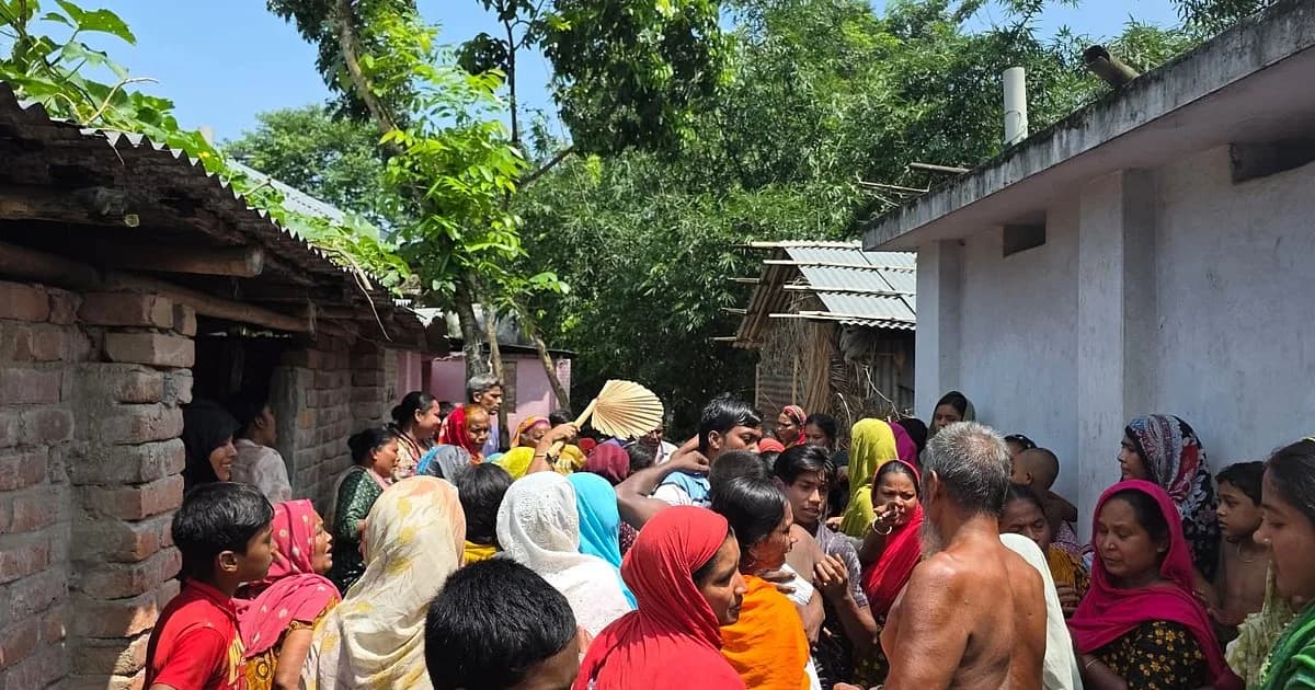 তারে গামছা শুকাতে দিতে গিয়ে পুত্রবধূ বিদ্যুৎস্পৃষ্ট, বাঁচাতে গিয়ে মারা গেলেন শ্বশুরও