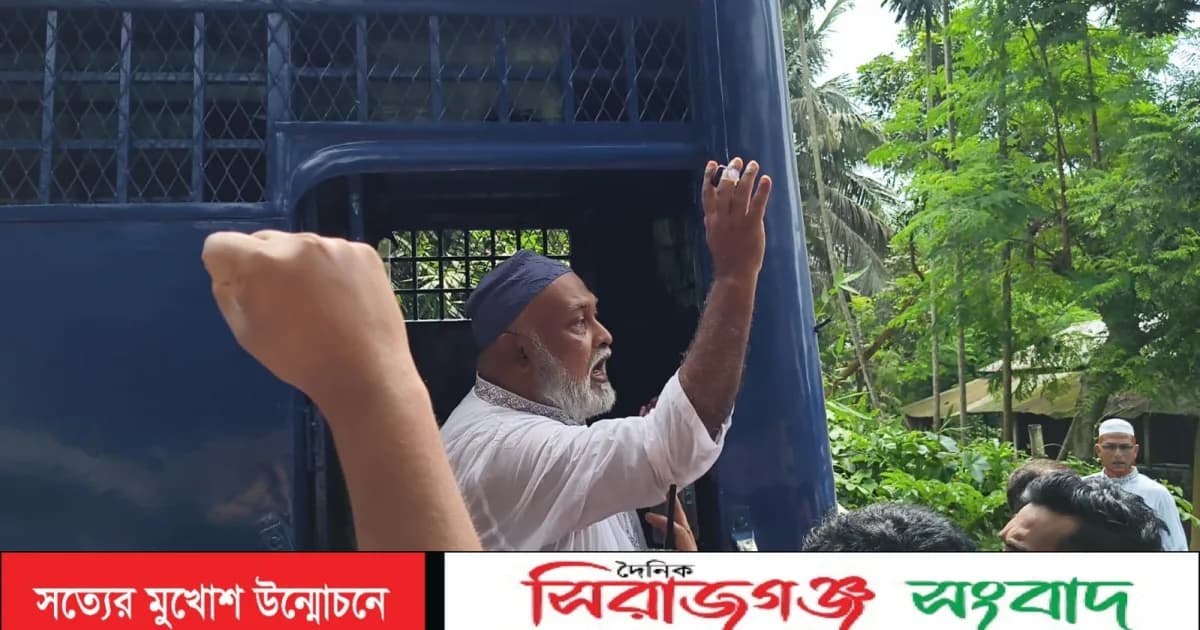 ভাঙ্গুড়ায় মাকে অশ্রুসিক্ত শেষ বিদায় দিয়ে কারাগারে ফিরলেন সাবেক মেয়র রাসেল
