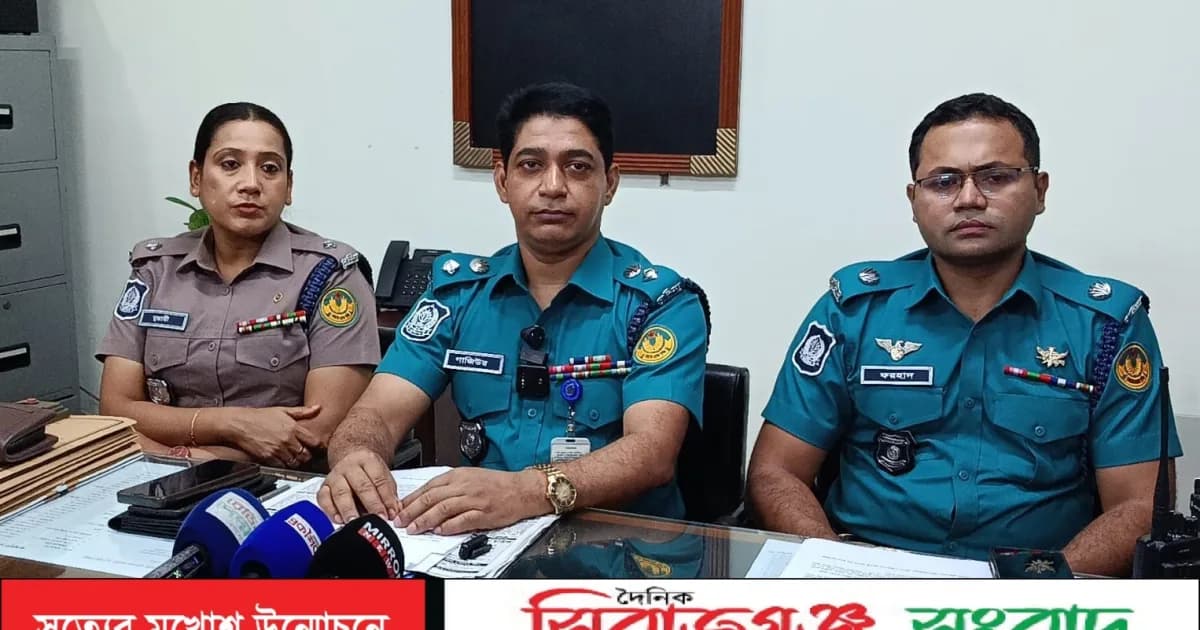রাজশাহীতে অনার্স পড়ুয়া ছাত্রীকে ইভটিজিং: কিশোর গ্যাংয়ের তিন সদস্য গ্রেফতার