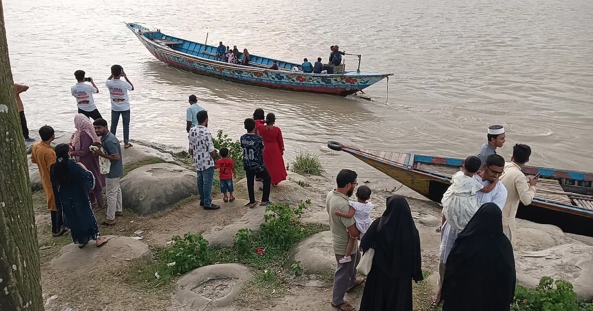 রাজবাড়ীর পদ্মাপাড়ে ‘মিনি কক্সবাজারে’ ছুটছেন বিনোদনপ্রেমীরা