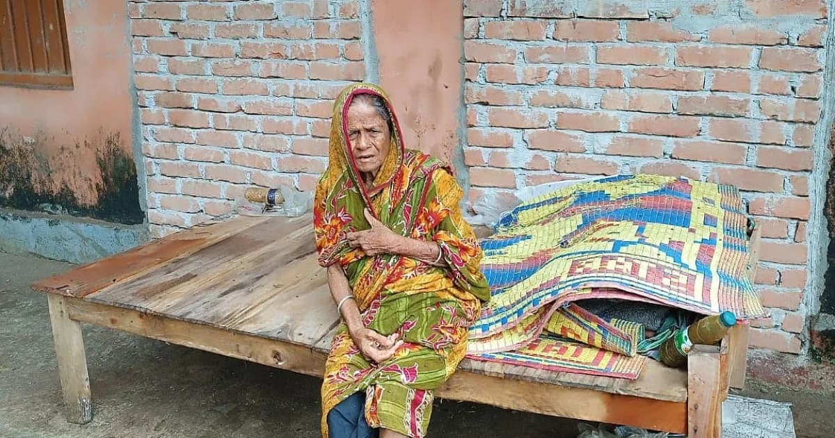 গুদামঘরের বারান্দাই শেষ আশ্রয় বৃদ্ধ শাহাবানুর