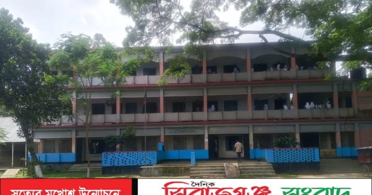 সিরাজগঞ্জে বয়রা ভেন্নাবাড়ী উচ্চ বিদ্যালয়ের খেলার মাঠ এখন দুর্গন্ধযুক্ত ডোবা,দ্রুত সংস্কার দাবি