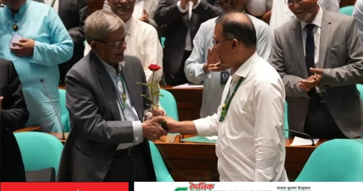 নতুন রাষ্ট্রপতিকে লাল গোলাপ দিয়ে শুভেচ্ছা জানিয়েছেন প্রধানমন্ত্রী
