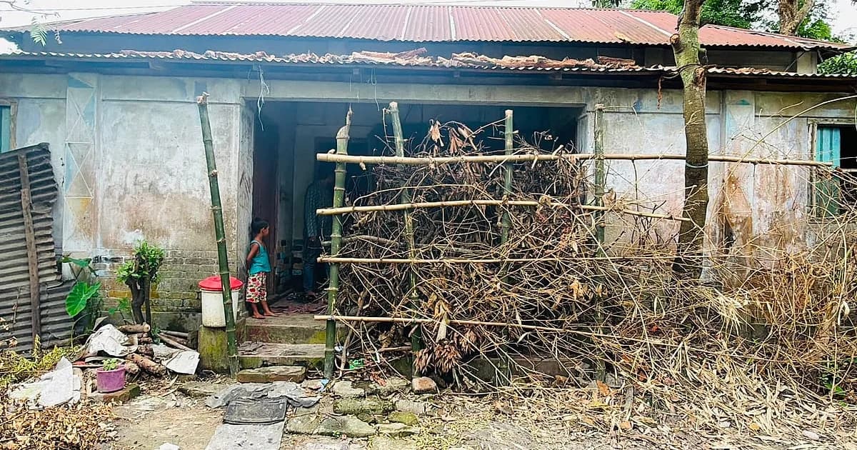 জমি নিয়ে বিরোধে যাতায়াতের পথে বেড়া, দুই সপ্তাহ অবরুদ্ধ একটি পরিবার