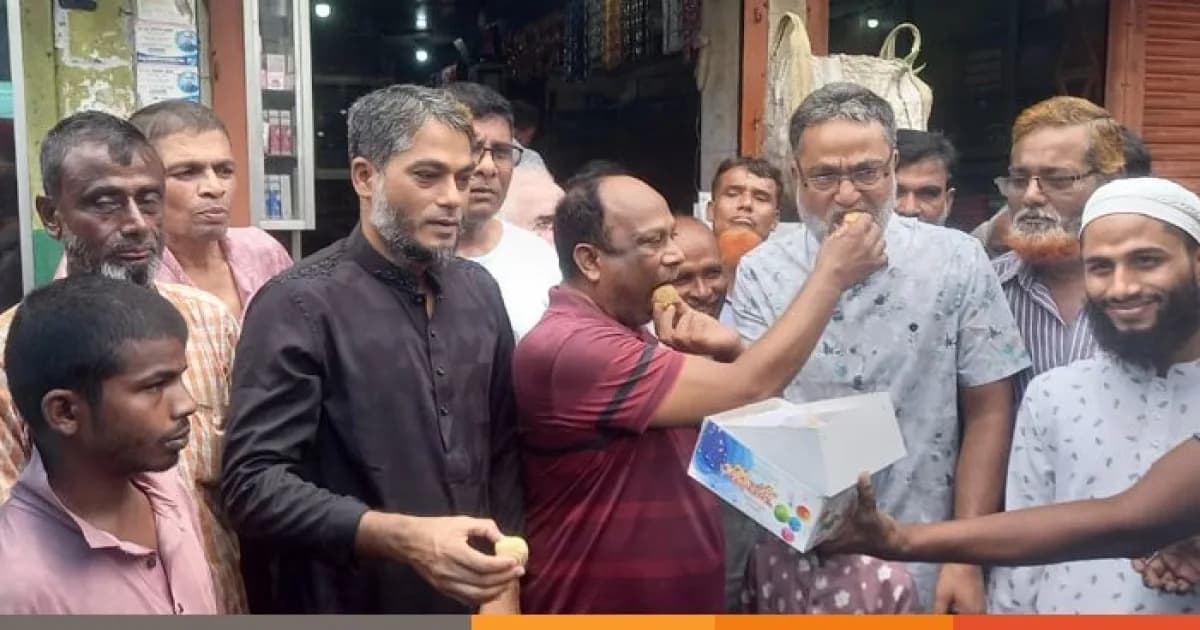 মির্জা ফখরুল রাষ্ট্রপতি ও রিজভী ভারপ্রাপ্ত মহাসচিব নির্বাচিত হওয়ায় সিরাজগঞ্জে মিষ্টি বিতরণ