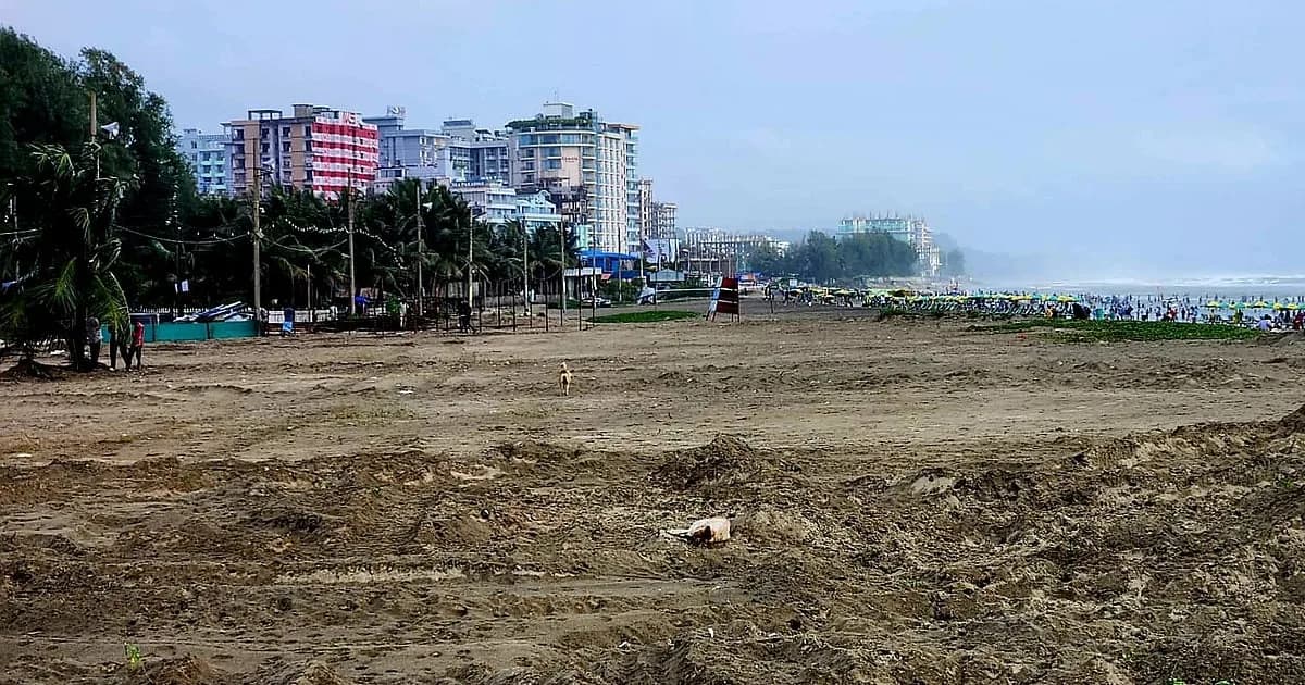 কক্সবাজারের সুগন্ধা সৈকতে বালিয়াড়ির ওপর দিয়ে সড়ক, পরিবেশকর্মীদের ক্ষোভ