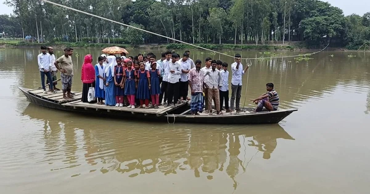 রায়গঞ্জে খেয়া নৌকায় নদী পারাপার, ঝুঁকিতে শিক্ষার্থীরা