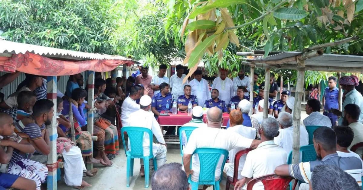 সিরাজগঞ্জে দুর্গম চরাঞ্চলে আইনশৃঙ্খলা নিশ্চিতে পুলিশ সুপারের উঠান বৈঠক