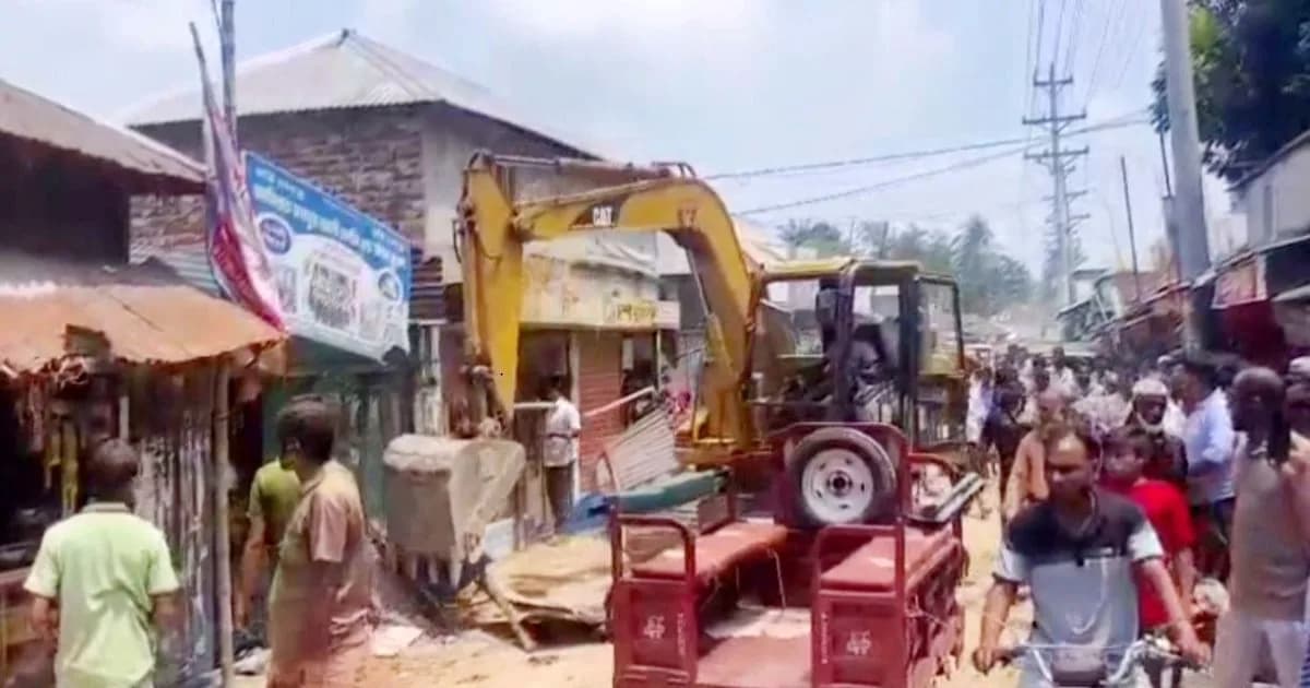 সিরাজগঞ্জে অর্ধ শতাধিক অবৈধ স্থাপনা উচ্ছেদ