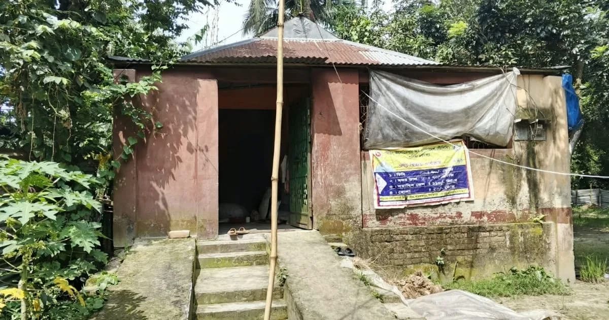 শাহজাদপুরে টিসিবি র গুদাম ভেঙে অবিকৃত মালামাল ও ভাড়াটিয়া পরিবারের সর্বস্ব চুরি