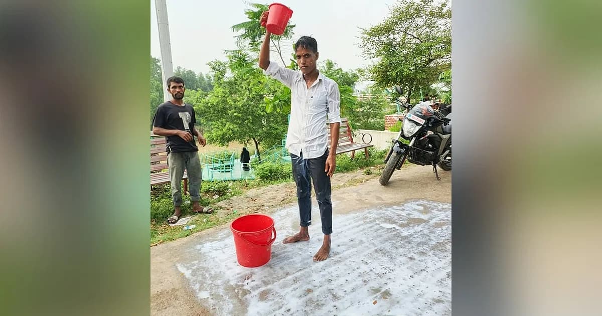 দুধ দিয়ে গোসল করে যুবক বললেন, ‘অনেক কষ্ট পেয়েছি, ভালোবাসা থেকে সরে আসছি’