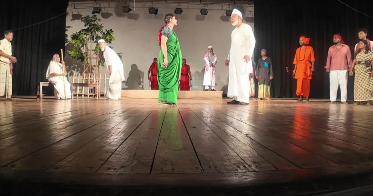 সিরাজগঞ্জের মঞ্চে ‘পায়ের আওয়াজ পাওয়া যায়’