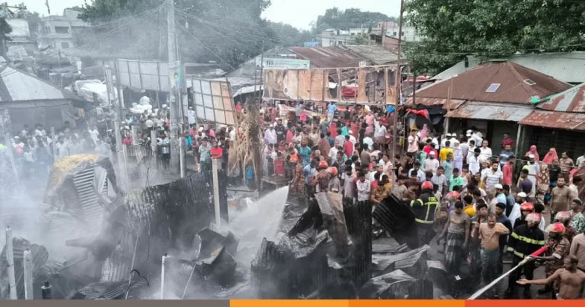 সিরাজগঞ্জে ভয়াবহ অগ্নিকাণ্ড, ৭টি দোকান পুড়ে ছাই