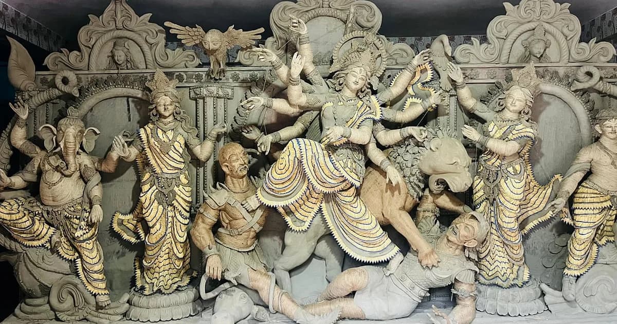 সাতক্ষীরায় দেড় লাখ দেশলাই কাঠিতে দুর্গাপ্রতিমা