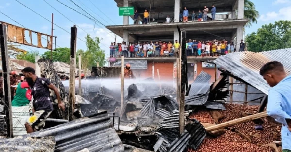 সিরাজগঞ্জে আগুনে পুড়ল ৭ দোকান, ৩০ লাখ টাকা ক্ষতির আশঙ্কা