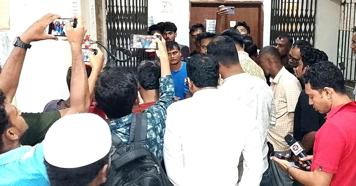 নাটোরে বৃষ্টির মধ্যে চেম্বারে ঢুকে হোমিও চিকিৎসককে কুপিয়ে হত্যা