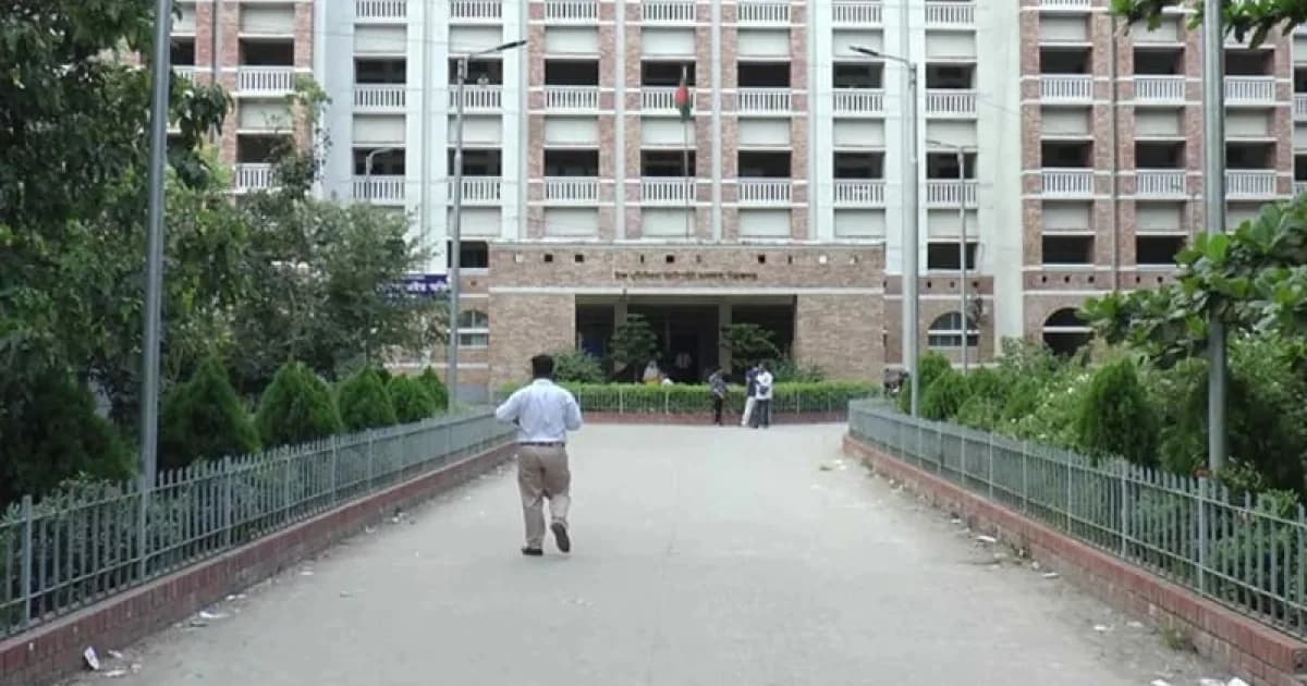আদালত ভবনের ২য় তলা থেকে লাফিয়ে পালাল আসামি
