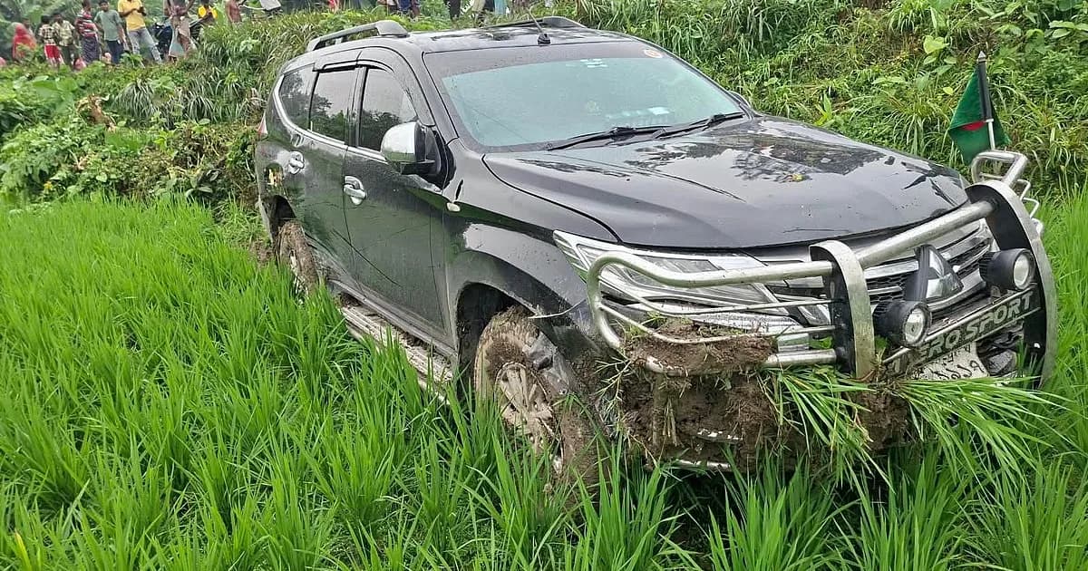 বগুড়ায় গাড়ি নিয়ন্ত্রণ হারিয়ে ধানখেতে, স্ত্রীসহ জনপ্রশাসন প্রতিমন্ত্রী ও পথচারী আহত