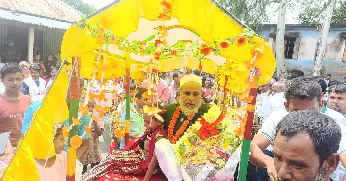 ঘোড়ার গাড়িতে চড়ে বিদায় নিলেন প্রিয় শিক্ষক