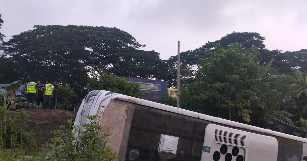 কক্সবাজারে যাওয়ার পথে খাদে পড়ল বরিশাল মেডিকেলের শিক্ষার্থীবাহী বাস, আহত ২৪