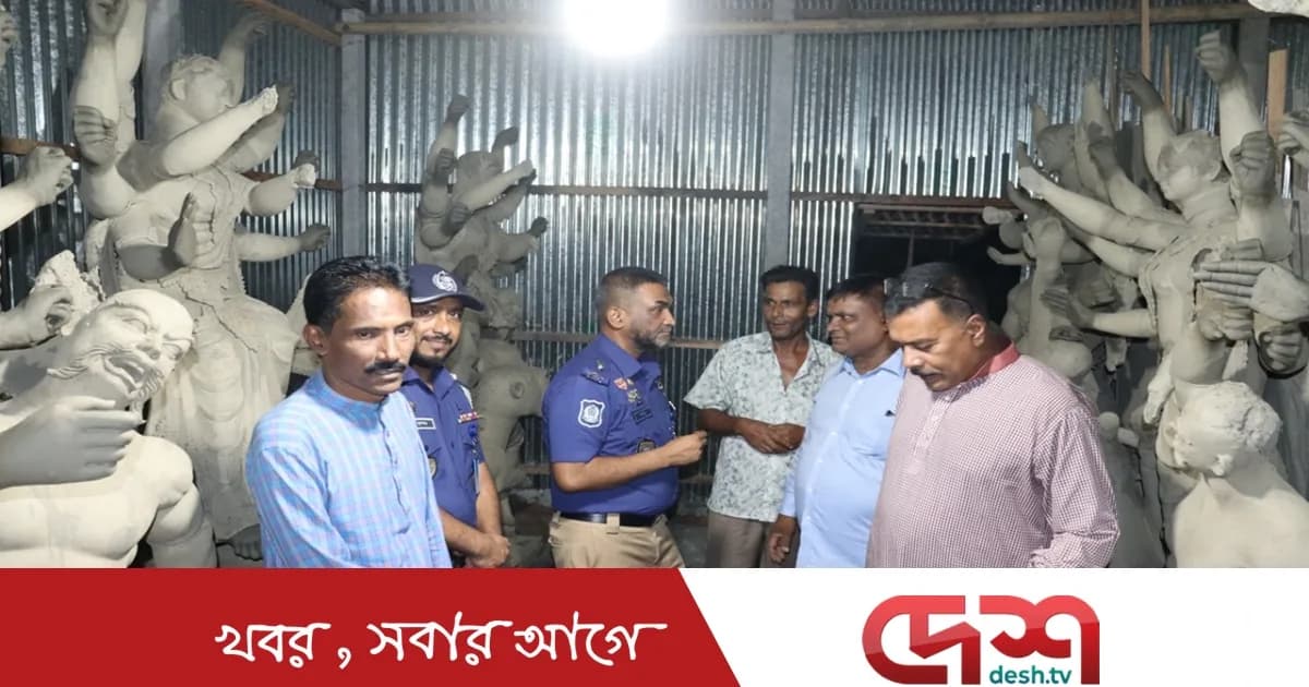 সিরাজগঞ্জে প্রতিমা তৈরিতে ব্যস্ত কারিগরেরা