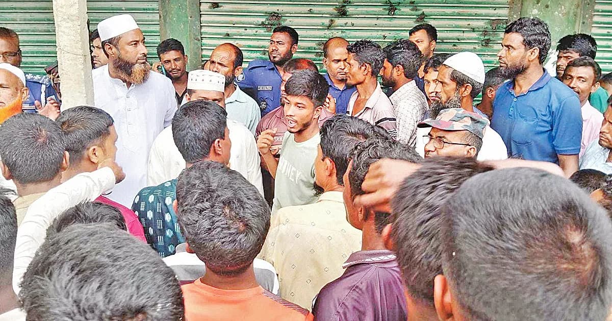 সার না পাওয়ার অভিযোগে উলিপুরের কৃষি কর্মকর্তাকে অবরুদ্ধ, পরে উদ্ধার