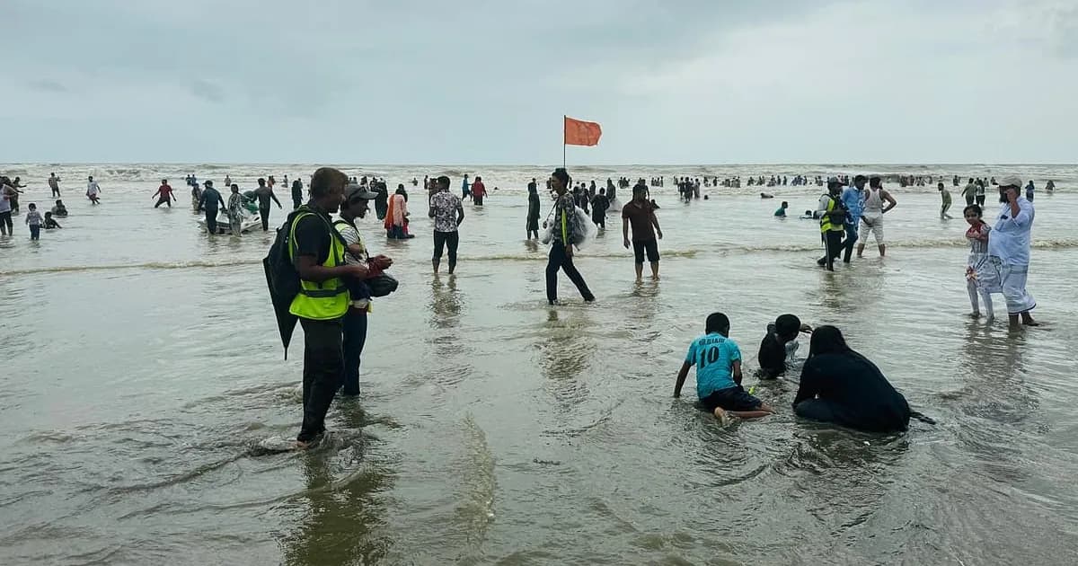 সাগরে গোসল করতে নেমে ভেসে যাচ্ছিলেন তিন পর্যটক, একজনের মৃত্যু, দুজনকে জীবিত উদ্ধার