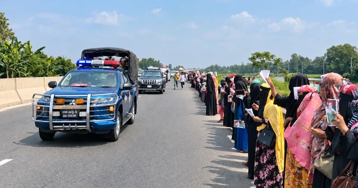 লংমার্চে সিরাজগঞ্জে জামায়াত আমিরকে স্বাগত জানালেন নারীরা