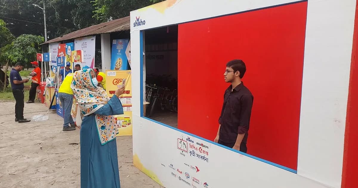 কেউ ছবি তুলছে, কেউ ভিড় জমিয়েছে গেম জোনে