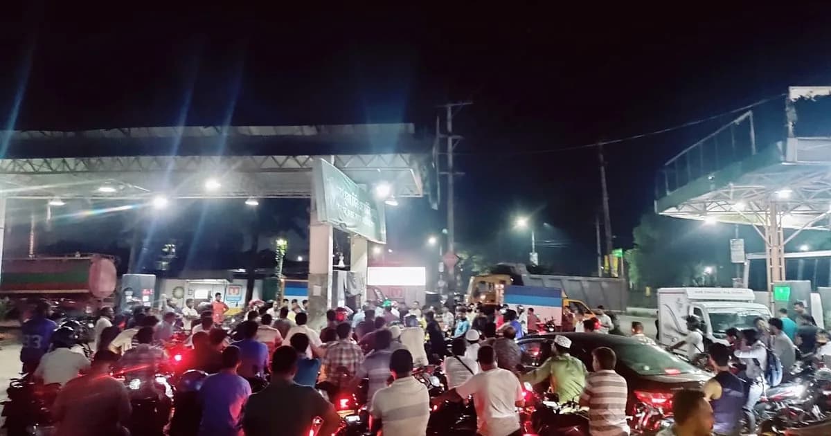 ‘দুই-চার টাকা বাড়াইলেও হইতো, তাই বলে লিটারে ২০ টাকা!’