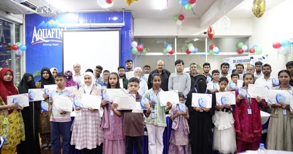 মেধাবী শিক্ষার্থীদের বৃত্তি দিল ট্রান্সকম বেভারেজেস